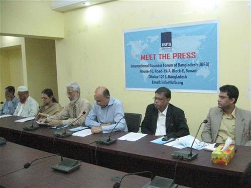 Mr. Hafizur Rahman Khan, IBFB President briefing the journalists on IBFB’s Business Tour to USA. Mr. Mahmudul Islam Chowdhury, Founding President, Md. Omar Shafayat Kauser, Vice President, Ms. Priti Chakraborty, Director, Mr. Ershad Hussain Rana, Director, Mr. Payer Mohammed, Member of IBFB & Md. Abdus Salam, Executive Director are on sight.